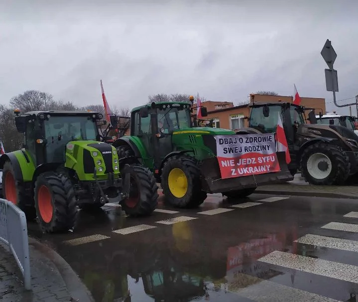 Parczew. Kombajn na głównym skrzyżowaniu w mieście - Zdjęcie główne