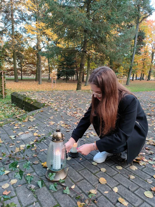 Uczniowie "Rolnika" zadbali o nagrobki na łukowskich cmentarzach