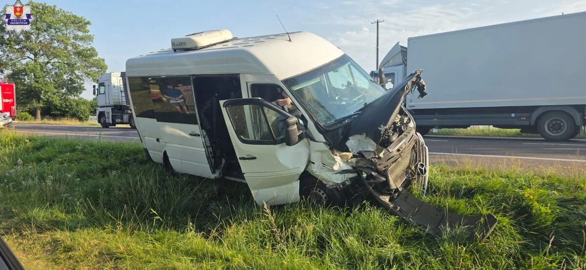 Lubelskie: Chwila nieuwagi na DK17. Mercedes uderzył w dwa auta