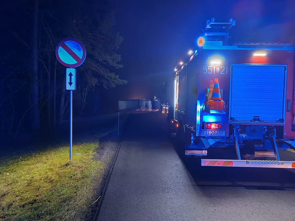 Lubelskie: Tir zjechał na pobocze i się przewrócił. Zablokował drogę