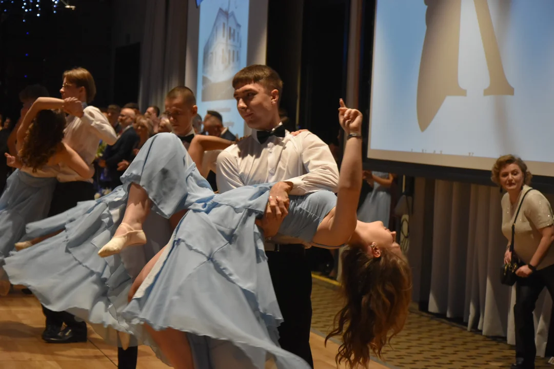 Ależ oni tańczą! Maturzyści z „Kraszaka” zatańczyli bajkowego walca (ZDJĘCIA) - Zdjęcie główne