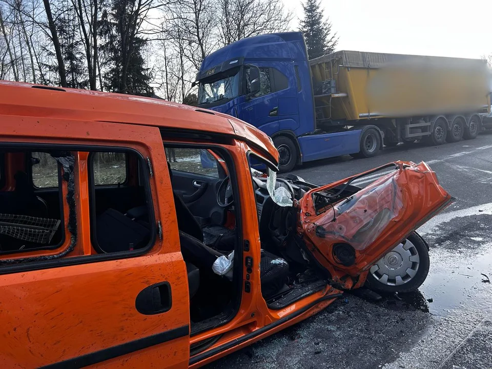 Lubelskie: Osobówka zderzyła się z ciężarówką. Jeden kierowca był pijany