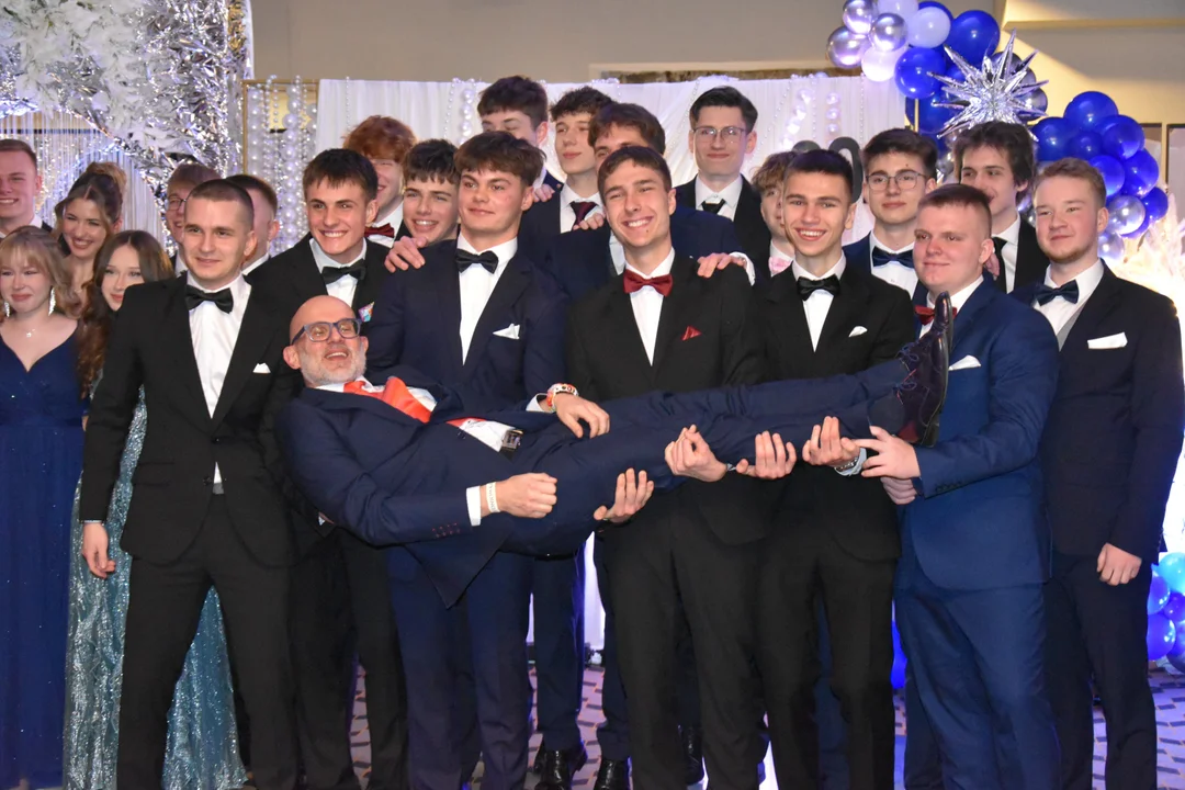 Zdjęcia grupowe maturzystów bialskiego I LO im. Józefa Ignacego Kraszewskiego (ZDJĘCIA) - Zdjęcie główne