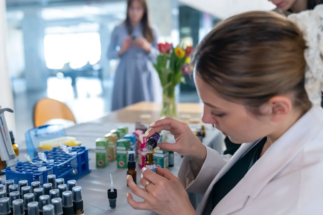 Oregano i goździki zamiast syntetycznej chemii? KUL pracuje nad pachnącym "pogromcą" bakterii dla dzieci