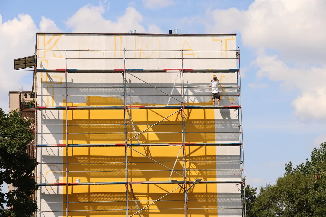 Na os. Klimeckiego powstaje nowy mural