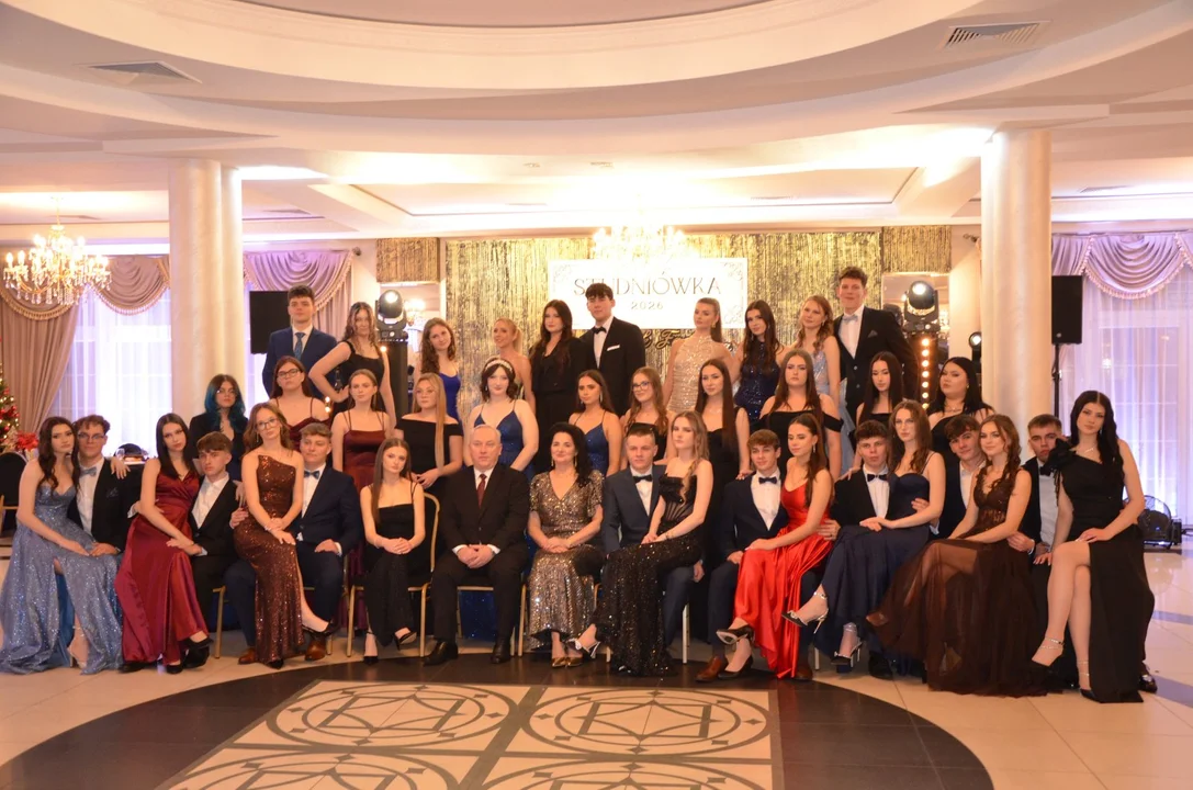 II część fotorelacji ze studniówki ZSP Radzyń Podlaski (ZDJĘCIA) - Zdjęcie główne