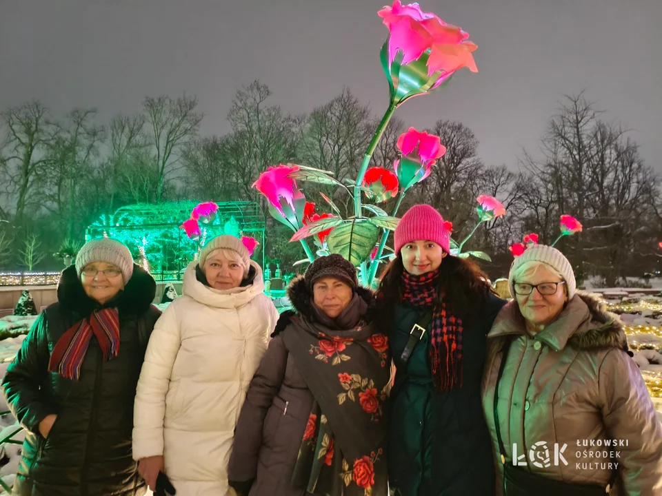 Starsi studenci przechadzali się po Ogrodzie Światła w Wilanowie - Zdjęcie główne