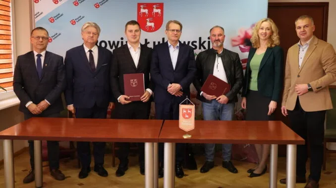 Nowe chodniki w Gręzówce i Tuchowiczu coraz bliżej. Starostwo podpisało umowy - Zdjęcie główne