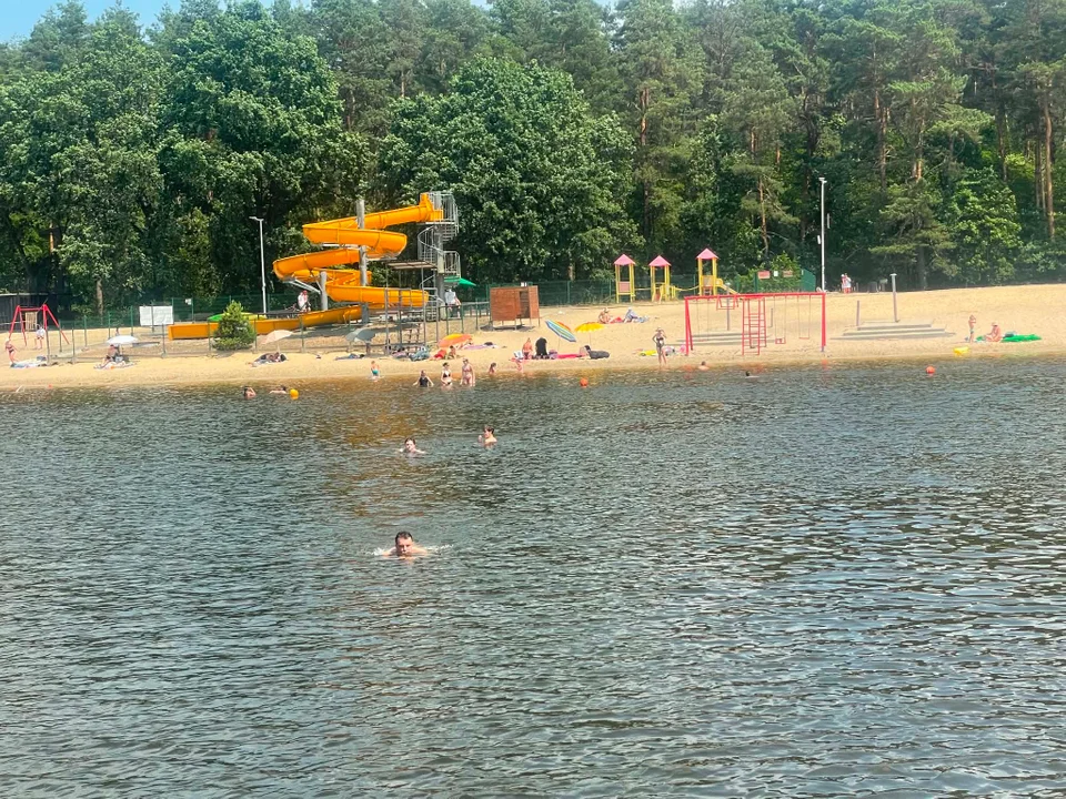 Sezon kąpielowy nad Zalewem Bojary. W upalny poniedziałek nie brakuje ludzi (foto) - Zdjęcie główne
