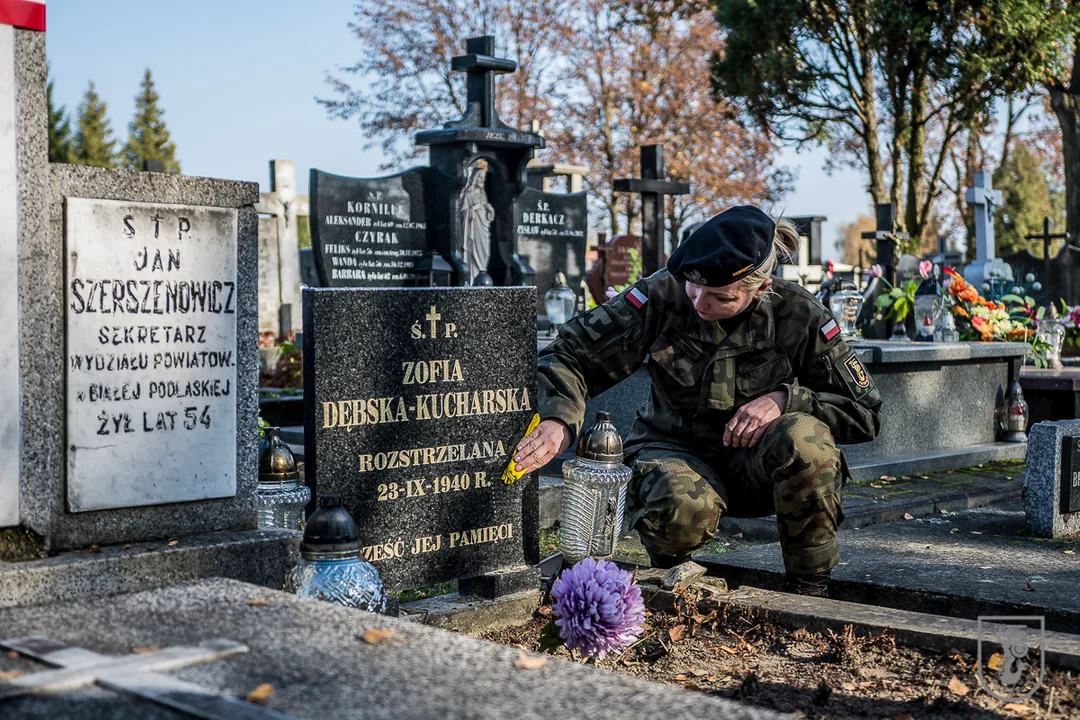 Żołnierze 1. Warszawskiej Brygady Pancernej uprzątnęli groby poległych bohaterów