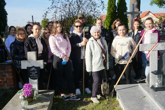 Uczniowie posprzątali groby zasłużonych dla Opola Lubelskiego (ZDJĘCIA) - Zdjęcie główne