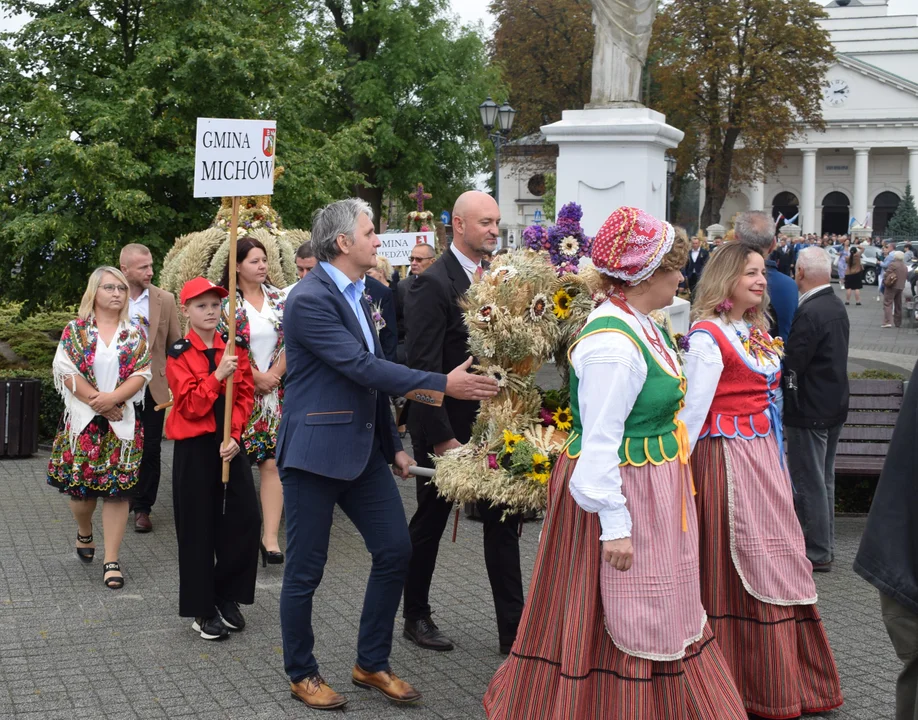 Dożynki powiatowe w Kocku. Korowód trzynastu gmin (zdjęcia) - Zdjęcie główne