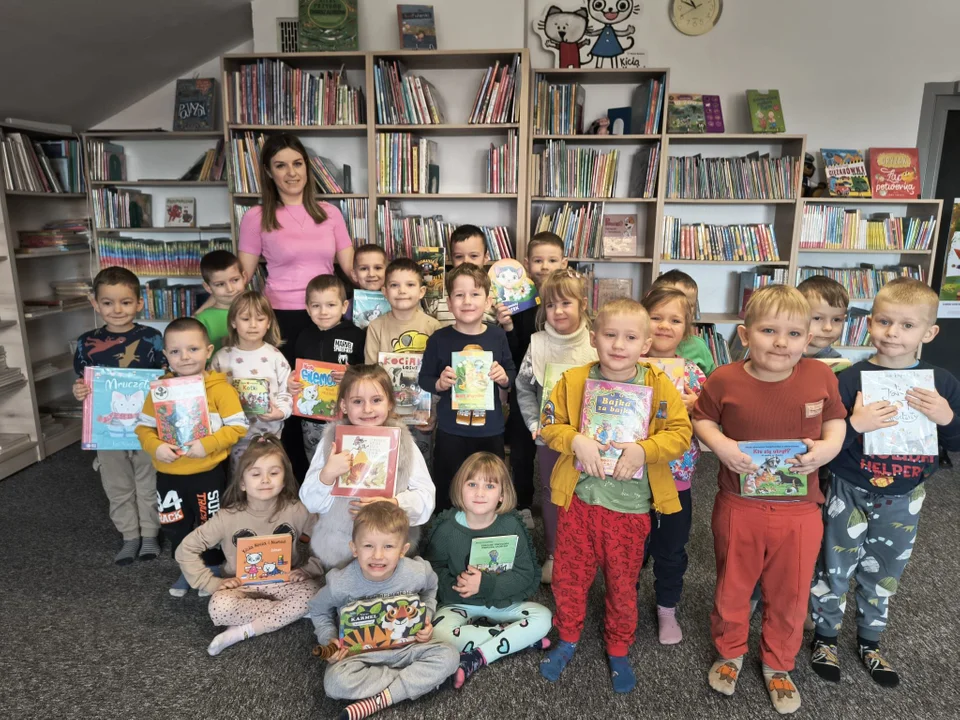 Przedszkolaki świętowały Międzynarodowy Dzień Kota w bibliotece - Zdjęcie główne