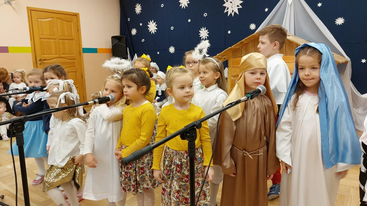 Jasełka w Przedszkolu Sióstr Nazaretanek w Łukowie (ZDJĘCIA). Dla babć i dziadków z okazji ich styczniowego święta