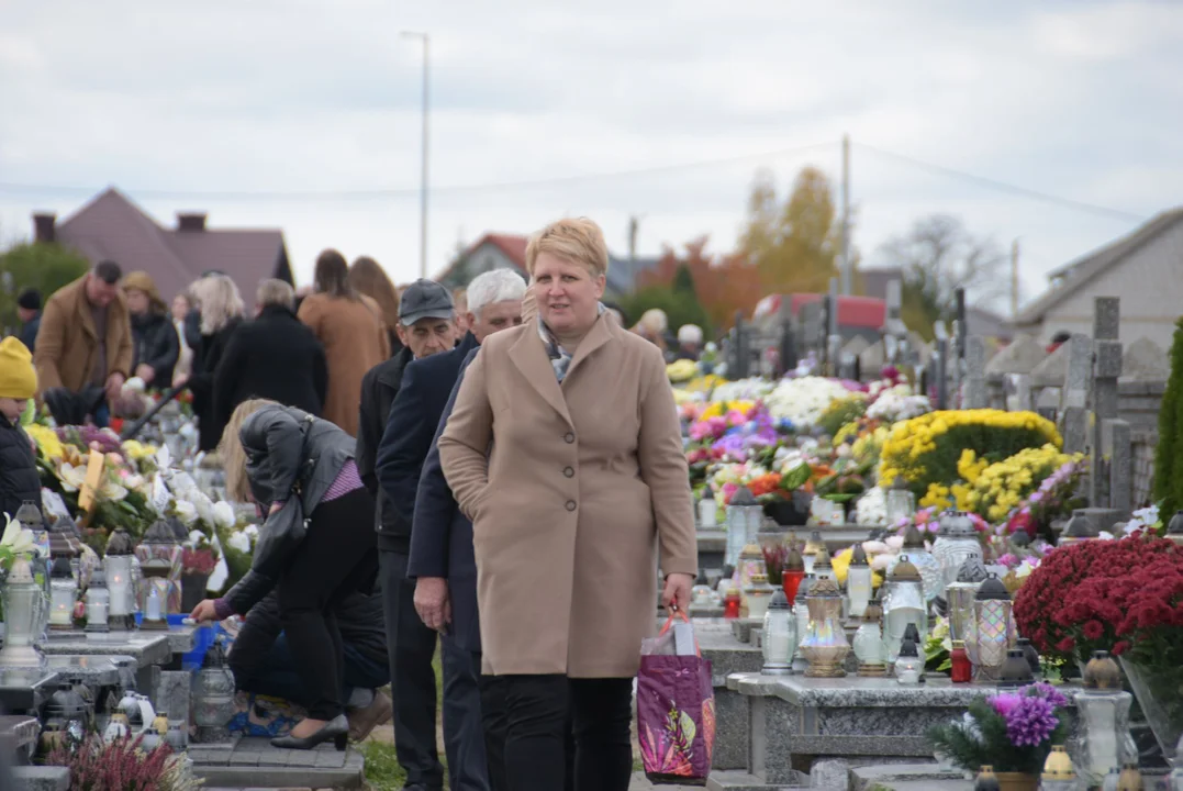 Dzień Wszystkich Świętych na cmentarzu w Okrzei