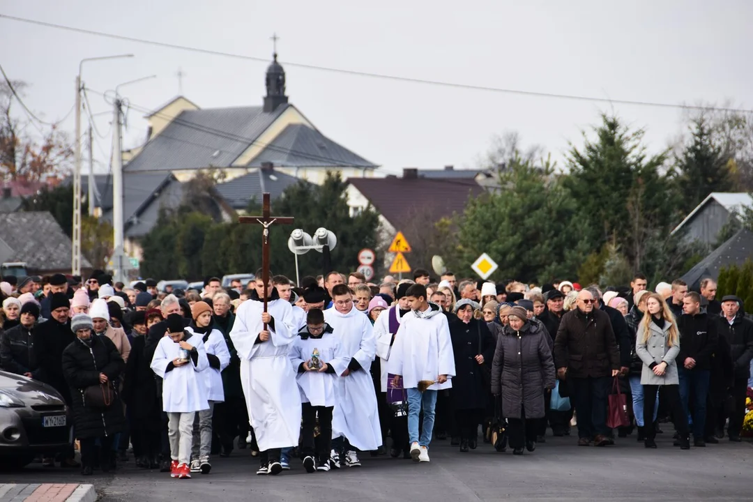 DZIEŃ WSZYSTKICH ŚWIĘTYCH PARAFIA OKRZEJA ZDJ. J.KRYCZKA