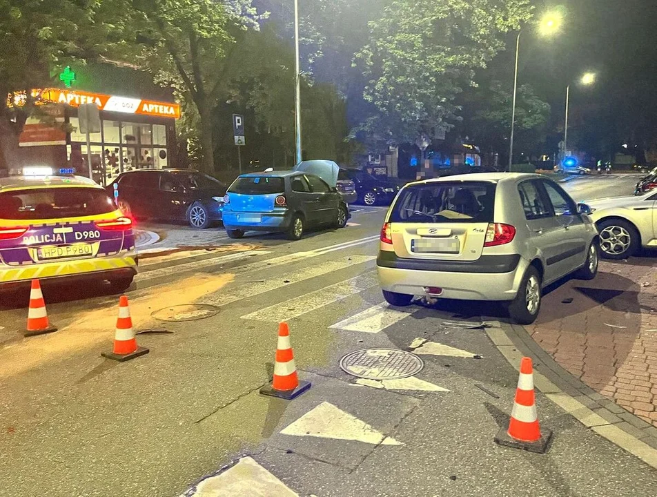 Puławy: Osobówki zderzyły się na skrzyżowaniu. Jedna osoba trafiła do szpitala