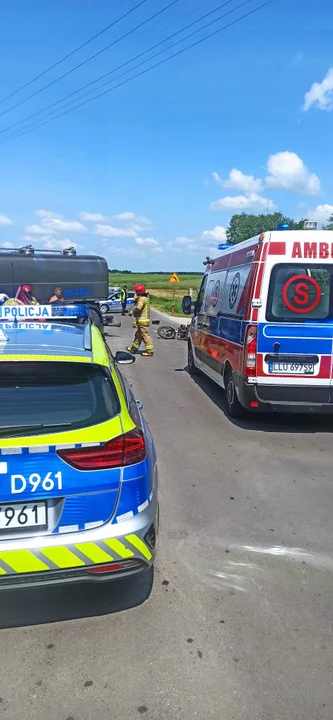 Wypadek w Wojcieszkowie. Ciężarówka uderzyła w motocykl. Ranny motocyklista trafił do szpitala - Zdjęcie główne