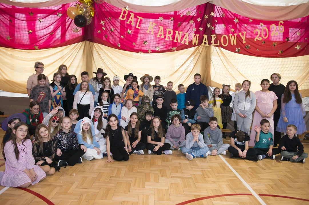 Bal karnawałowy klas 1–3 w SP nr 2 w Radzyniu. Kolorowe stroje, tańce i radość najmłodszych - Zdjęcie główne