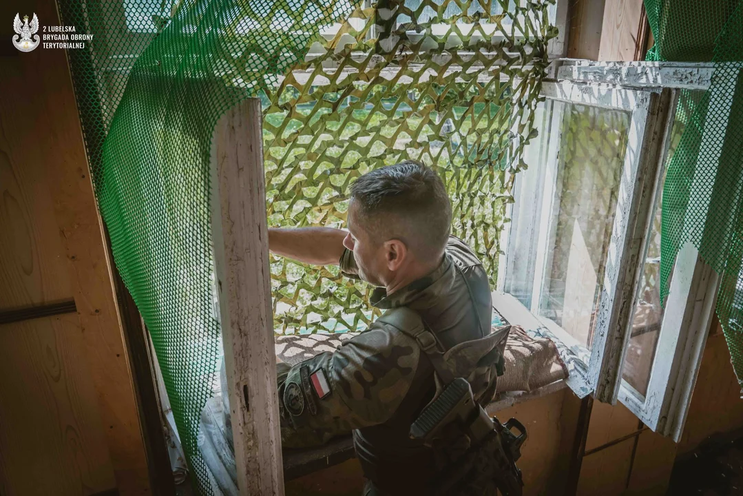 Lubelscy terytorialsi ćwiczyli obronę budynku w opuszczonej szkole