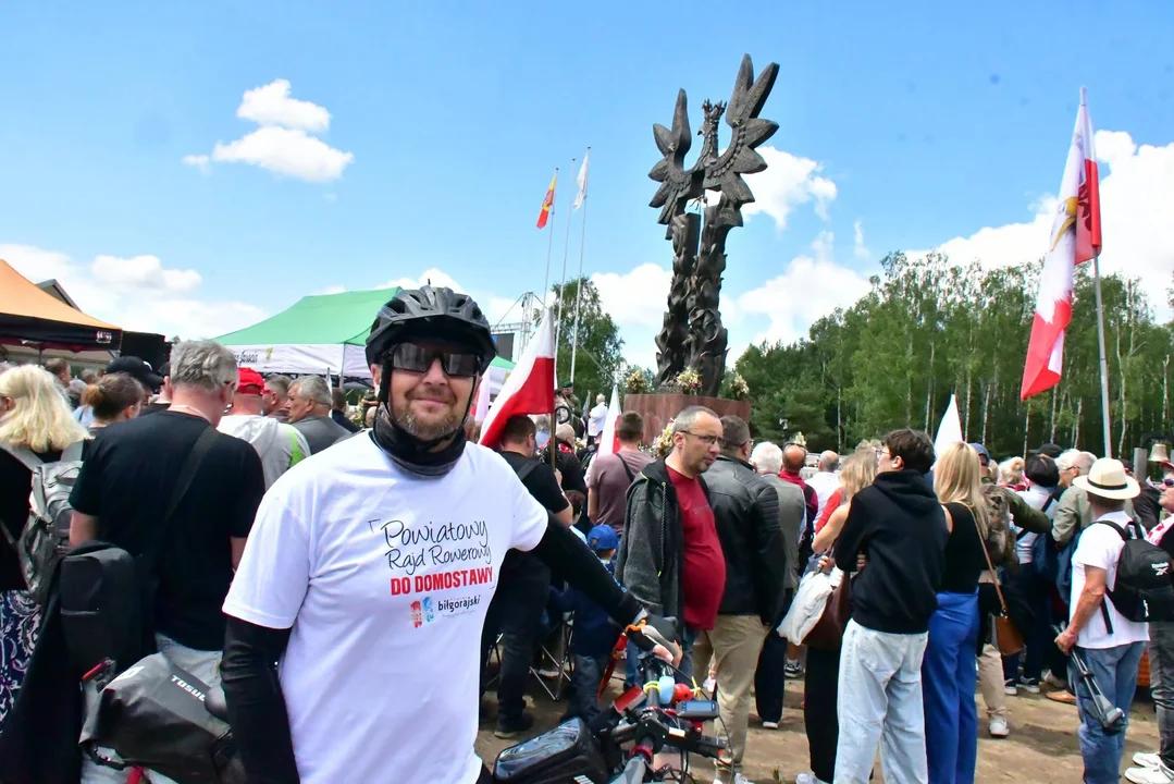 Ponad 80 rowerzystów uczciło pamięć Ofiar Wołynia. Rajd rowerowy do Domostawy (foto) - Zdjęcie główne