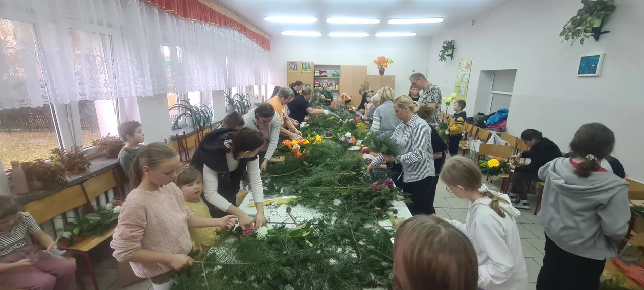 Warsztaty robienia wiązanek na groby żołnierskie w Zespole Szkół w Gręzówce - Zdjęcie główne