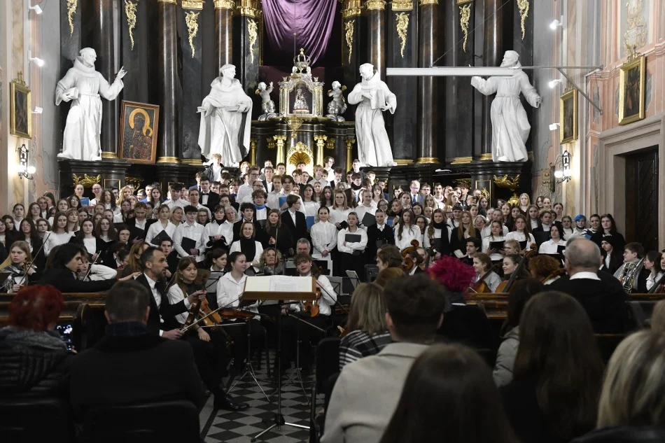 Chóry z „Kościuszki” i Niemiec wykonały „Requiem” Mozarta.(zdjęcia i film) Koncert w kościele Podwyższenia Krzyża Św. - Zdjęcie główne