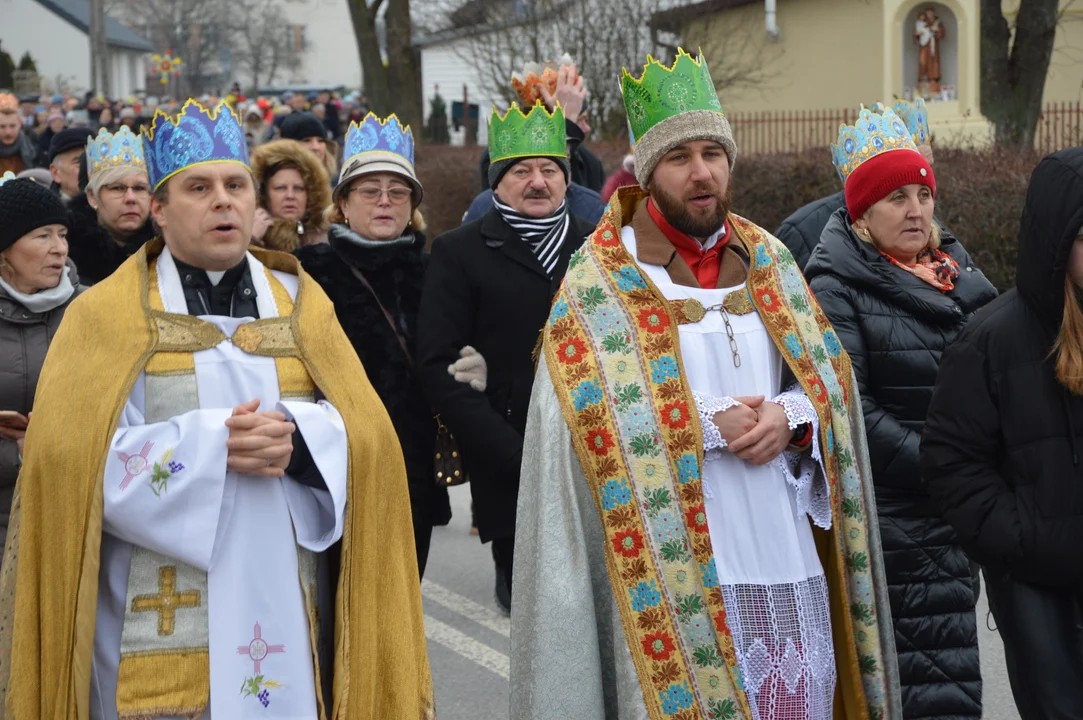 Chodel: Orszak Trzech Króli przeszedł ulicami. Mędrcom ze Wschodu towarzyszyły tłumy (ZDJĘCIA, FILM) - Zdjęcie główne