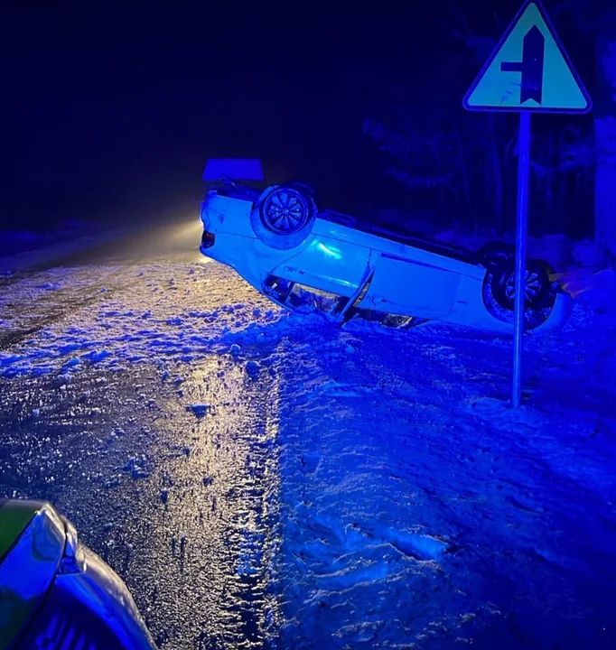 Powiat opolski: BMW wpadło w poślizg i dachowało