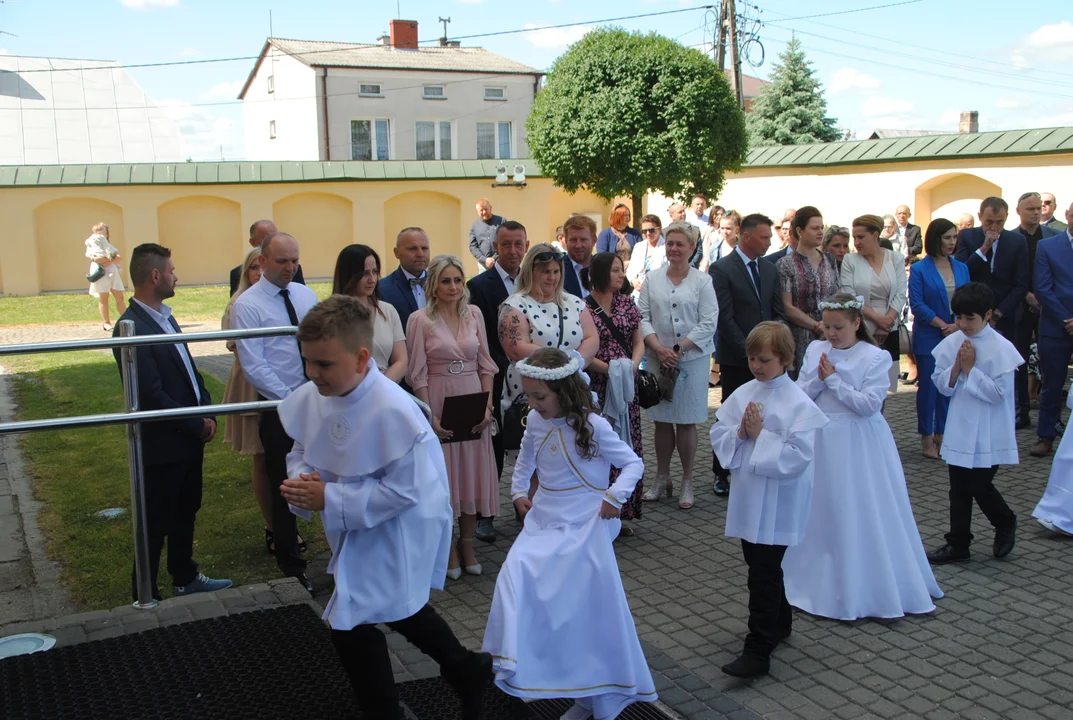 Uczniowie z klas III A i III C z SP nr 2 w Opolu Lubelskim przystąpili do I Komunii Świętej 3 czerwca o godz. 10