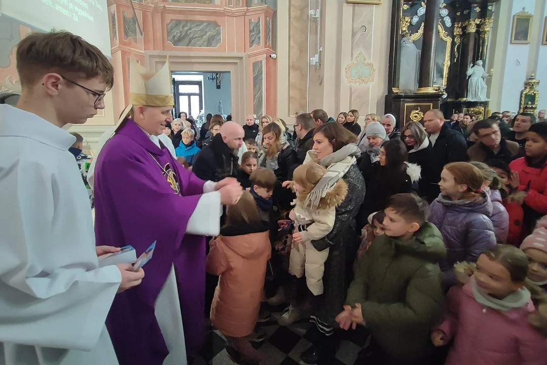 Dzieci z rodzicami modliły się podczas mszy św. z udziałem Bpa Grzegorza Suchodolskiego. Błogosławieństwo przez nałożenie rąk