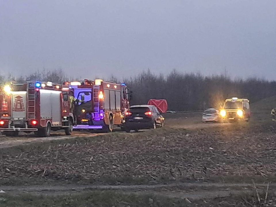 Mężczyzna zginął pod pociągiem. Pasażerowie opuścili wagony i pojechali dalej autobusami - Zdjęcie główne