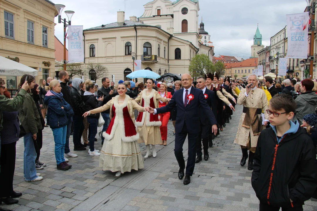 Obchody 3 maja w Lublinie. Mieszkańcy zatańczyli wspólnie Poloneza