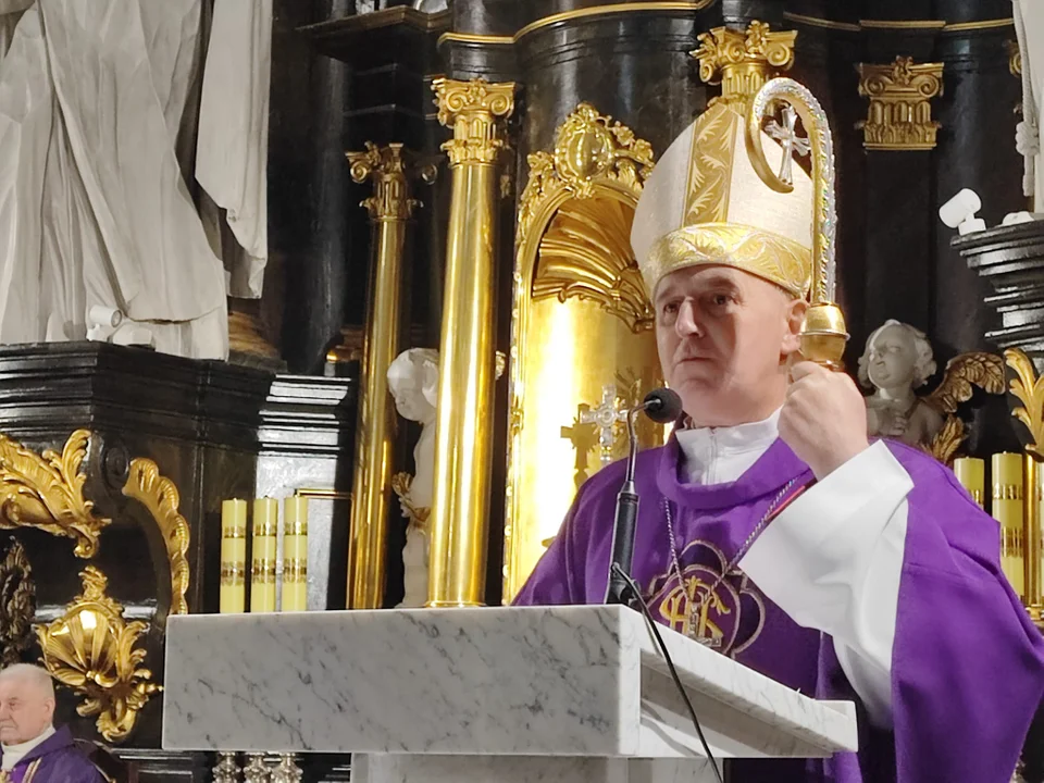 Biskup Grzegorz Suchodolski odwiedził Parafię Podwyższenia Krzyża Św. Ingres Biskupa z plebanii do kościoła i msza święta