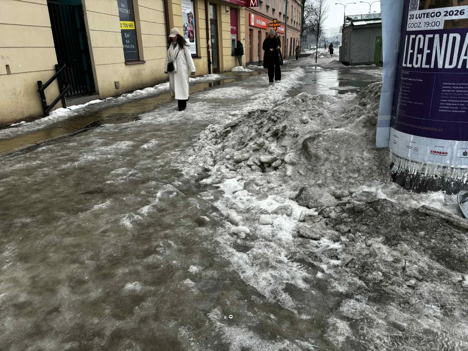 Lodowisko na ulicach Lublina. Wokół tego targowiska trzeba bardzo uważać! [ZDJĘCIA] - Zdjęcie główne