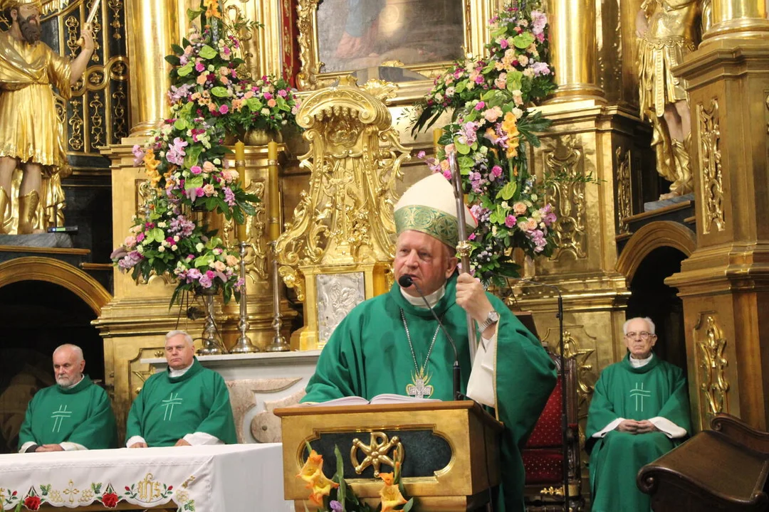 Biskup Józef Wróbel w bazylice św. Anny w Lubartowie. Z seniorem kapłanów modlił się za dziadków i babcie (zdjęcia) - Zdjęcie główne