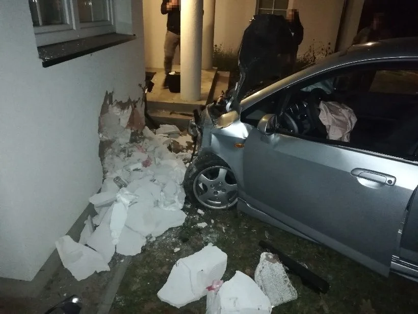 Samochód uderzył w dom w Trzebieszowie