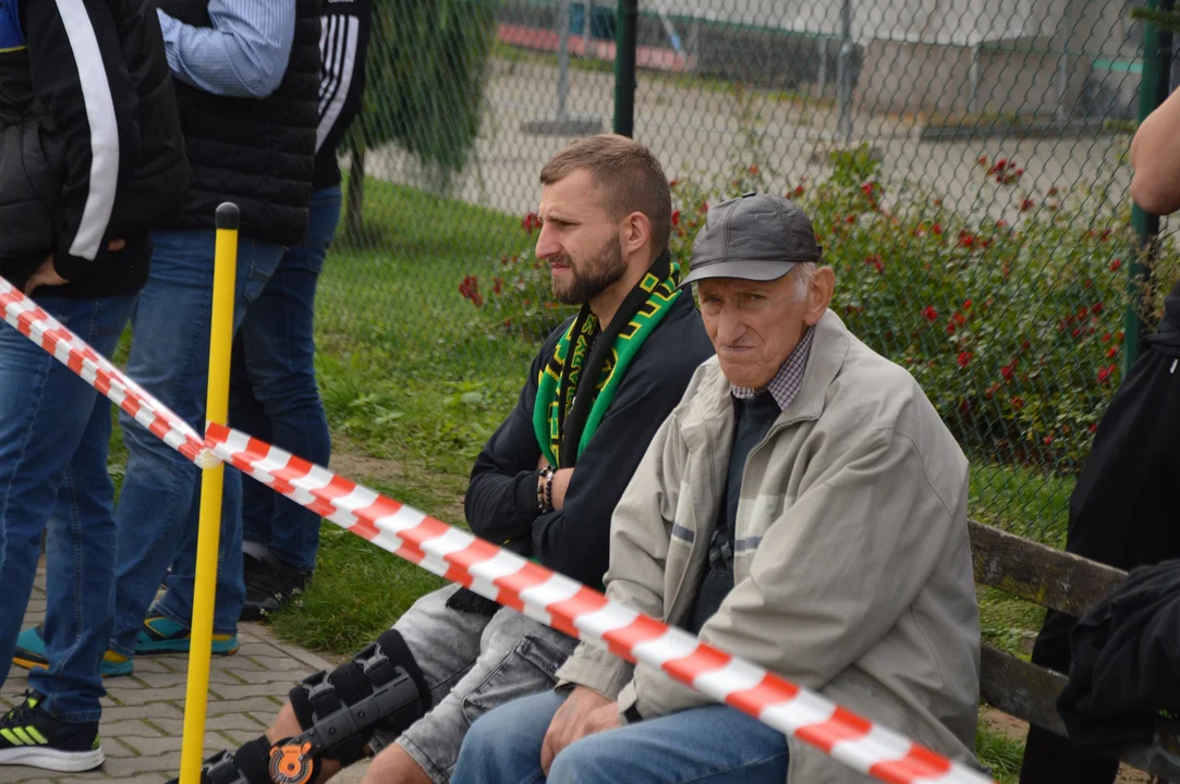 Kibice na meczu Żyrzyniak Żyrzyn z KS Amator Leopoldów - Rososz