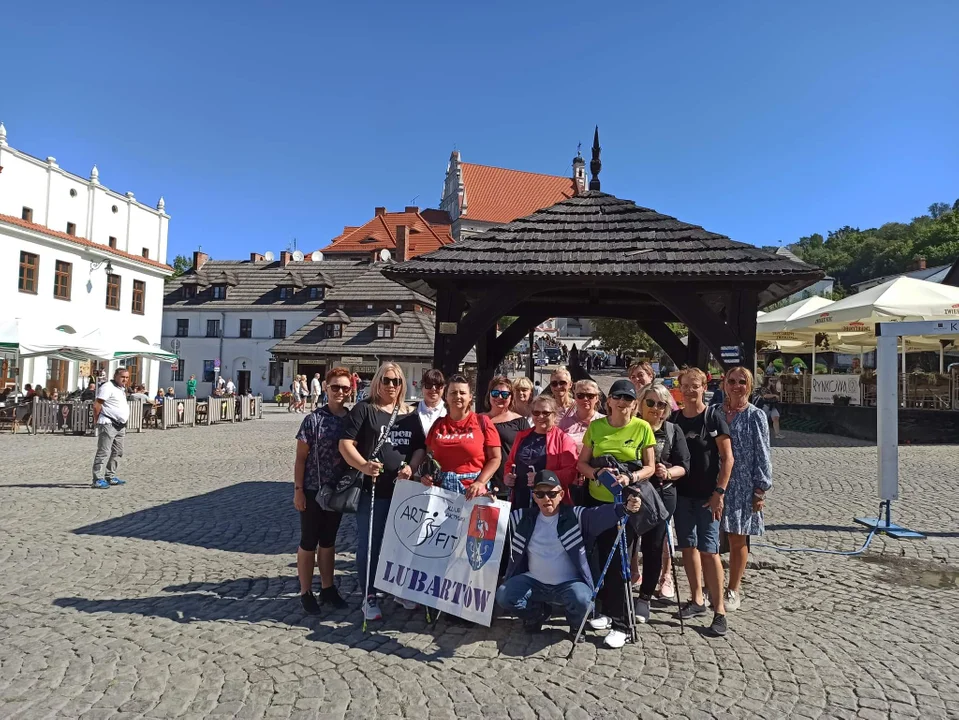 Klub Aktywnych Art - Fit z Lubartowa na wyjeździe. Marsz lessowymi wąwozami pod Kazimierzem Dolnym (zdjęcia) - Zdjęcie główne