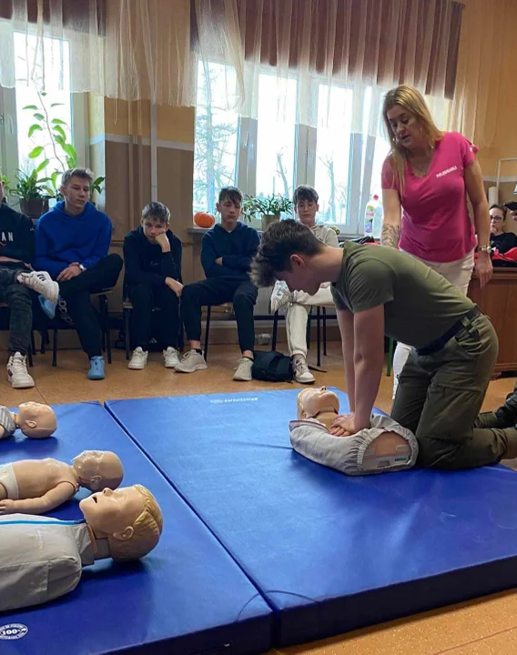 Kolejne szkolenie z Szymonami! (zdjęcia) Dwaj kadeci z Radoryża uczą pierwszej pomocy - Zdjęcie główne