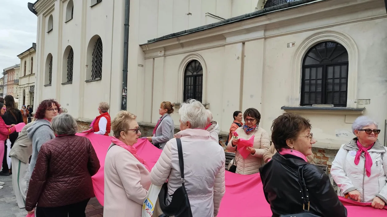 "Rak nie wybiera, a ten marsz to nasz krzyk do społeczeństwa". Różowy korowód przeszedł przez centrum Lublina