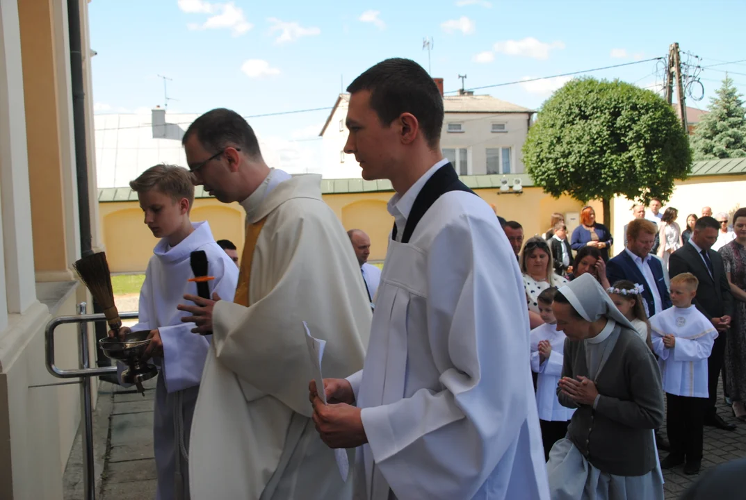Uczniowie z klas III A i III C z SP nr 2 w Opolu Lubelskim przystąpili do I Komunii Świętej 3 czerwca o godz. 10