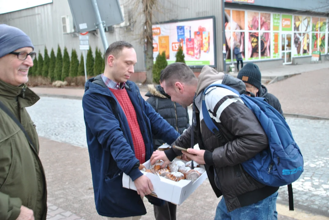 Radny Michał Kramek rozdawał dziś w Poniatowej pączki