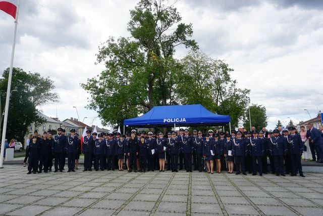 Policjanci z Opola Lubelskiego świętowali. 17 funkcjonariuszy z awansami (foto) - Zdjęcie główne