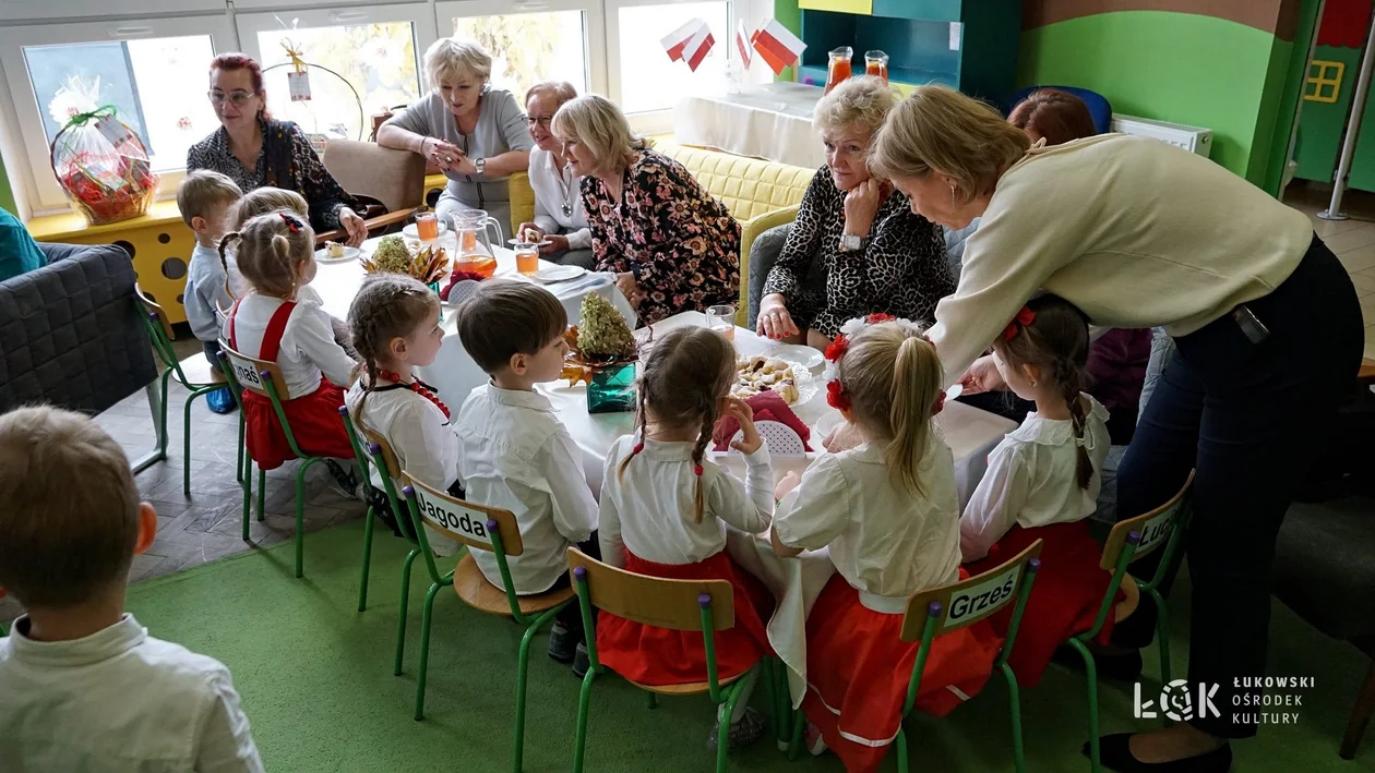 Uniwersytet Trzeciego Wieku i przedszkole nr 2 wspólnie obchodzili święto 11 listopada