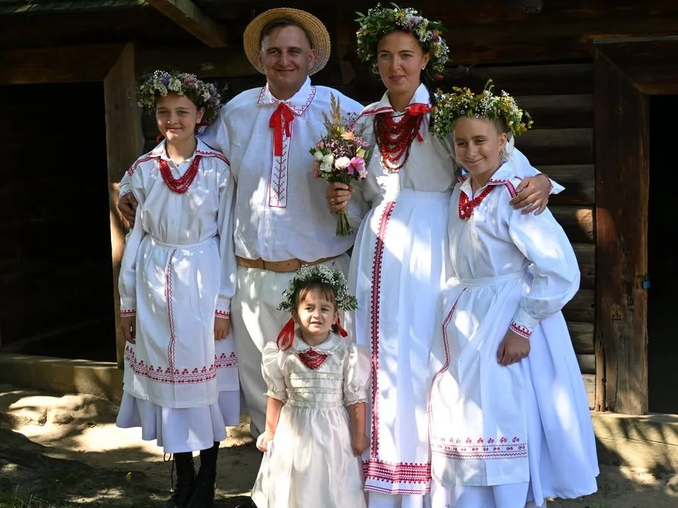 Zagroda Sitarska stała się świadkiem miłości. Takiego ślubu jeszcze nie było! (foto) - Zdjęcie główne