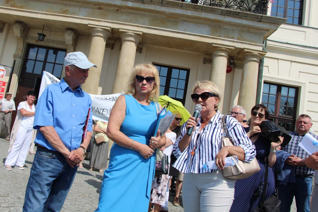 Ewa Grabek: jest hejt na szpital w Lubartowie i na dyrektora. "Wyzwano mnie od emerytki, która załatwiła sobie pracę" (zdjęcia) - Zdjęcie główne