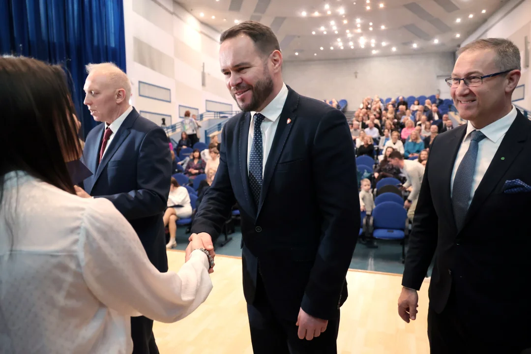 Awansowali na najwyższe stopnie nauczycielskie. Wojewoda lubelski wręczył akty