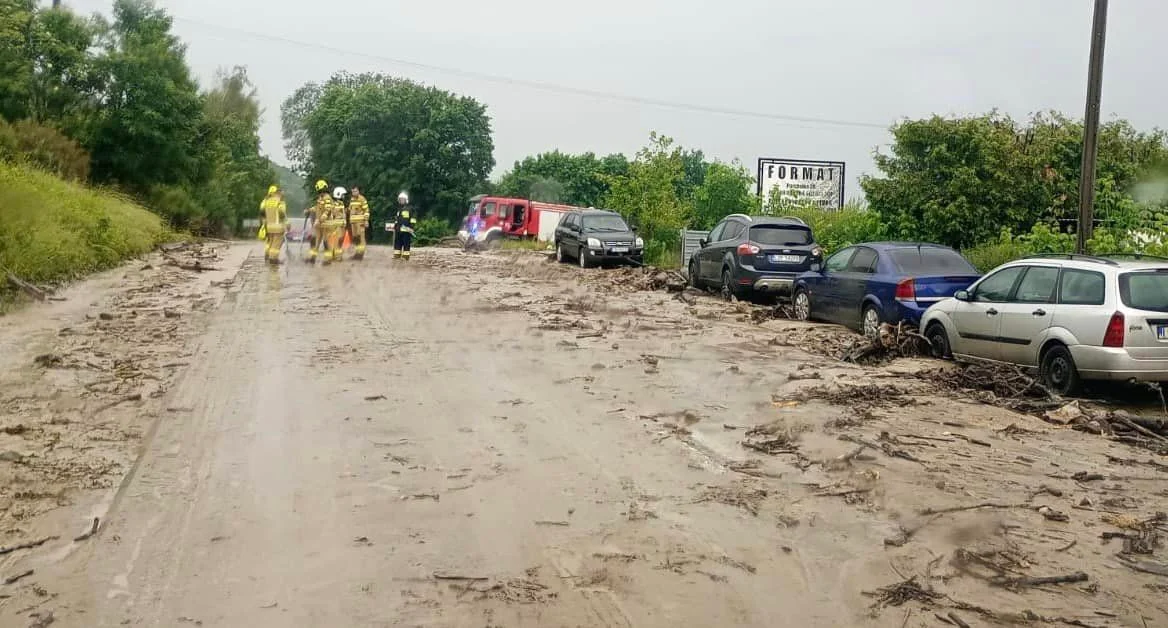 Ulewa nad powiatem puławskim. Droga z Puław do Kazimierza nieprzejezdna - Zdjęcie główne