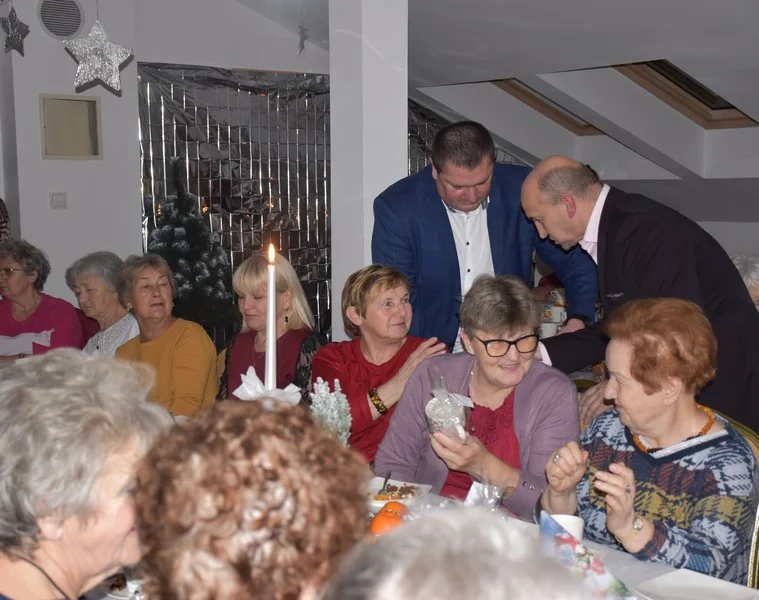 Setka gości na Mikołajkach w bibliotece w Krzywdzie (ZDJĘCIA). Udane spotkanie mieszkańców